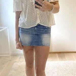 Jeanskjol - Vintage jeanskjol från ONLY som tyvärr är för liten för mig. Kjolen har storlek 26 i waist💕💕Lånad bild