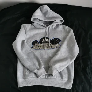 Trapstar Shooters Tracksuit - Använt den några gånger fortfarande i topp skick den är jätte skön. Säljer den för att jag inte använder den längre. 