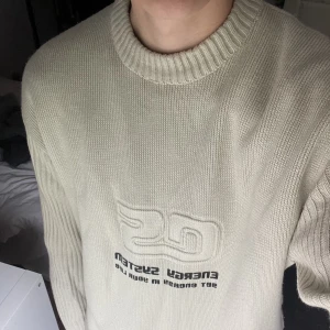 Beige stickad tröja - En beige stickad tröja, Storlek XXL men sitter mer som en L!