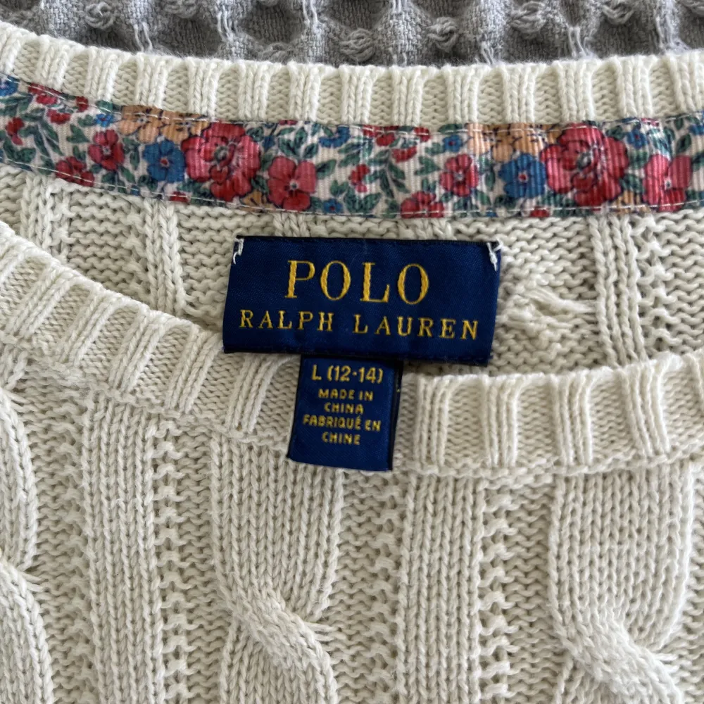 Helt oanvänd jättefin tröja från ralph lauren. Stickat.