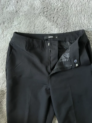 Bikbok kostymbyxa vilma - Säljer dessa kostymbyxor då de är för stora och inte kommer till användning:( Byxorna är i nyskick!!