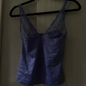 Linne - Säljer detta fina linne då den tyvärr inte kommer till någon användning. Använt Max 2 ggr. Vid 50 kr mer kan man även få med denna Calvin Klein t-shirten.