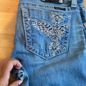 Miss me jeans  - Snyggaste low waist bootcut miss me jeansen i storlek 30 passar runt storlek 36 men kan passa större, har en liten defekt (se bild 1) men syns ej på och kan lätt sys igen!  midjemått 38,5 tvärs över och innerbens längd är 76! Kom med bud! 