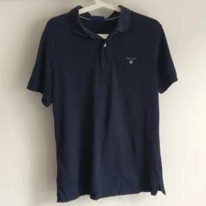 Marinblå Gant piké - En Gant pikétröja i bra skick. Marinblå i bomull. Köparen står för frakt