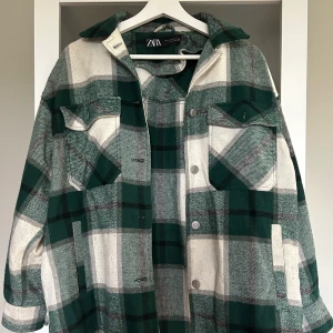 Rutig jacka från Zara - Intressekoll på rutig jacka från Zara i flanell  Storlek XS Flitigt använd  Fint skick, de ända som är är att den är lite nopprig  