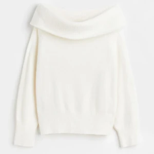 Off shoulder tröja  - Säljer min off shoulder tröja som är köpt förra hösten från hm. Fint skick då den inte är så använd. 150kr + 70kr frakt. Skriv för mer bilder eller funderingar🩷