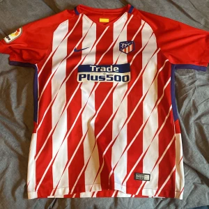 Äkta Griezmann tröja 2016-2017 säsongen. - Mycket bra skick knappt använda köpt från Unisport för 1300 kr