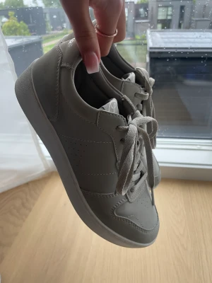 LINEAR sneakers  - Jätte fina grå sneakers som har använts sparsamt🤍