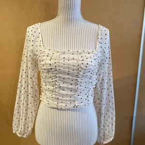 Mesh blus - Mesh blus med prickigt mönster och smock på framsidan och bak💓säljer då jag inte använder den mer. Används et par gånger och är i nyskick. Normal i storlek.