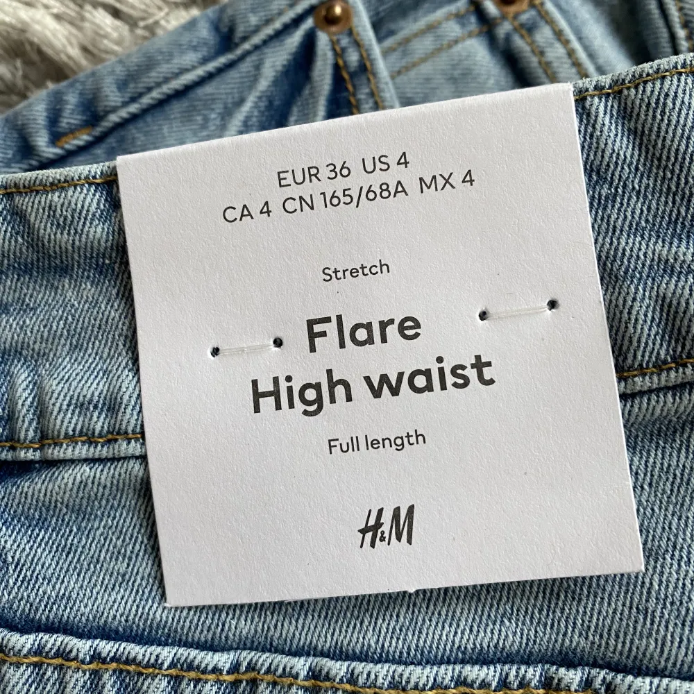 Helt nya utsvängda jeans från HM i storlek 36. Endast provade och prislappen kvar!  Nypris 299, börja buda från 170 kr!!  Säljes pga fel storlek och hann ej byta. . Jeans & Byxor.