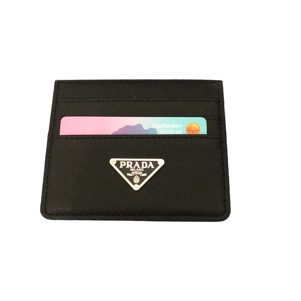 En prada plånbok i riktigt bra skick knappt använd inget fel på den alls. Övrigt.