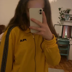 Fila kofta - Jag har en Fila kofta som jag aldrig har  använt! Den är som helt ny och är i bra skick.💘Själv tycker jag att den är fin men inte riktigt min smak. Storleken på den är M och märket är Fila💗Säljer för 300 + frakt💕