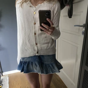 Stickad kofta - Super söt stickad vit kofta som passar till allt!❤️❤️