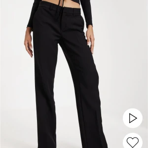 kostymbyxor - ett par helt oanvända kostymbyxor från nelly, säljer dom då dom inte passade mig i storleken. skriv privat för fler bilder! byxorna är lågmidjade. 