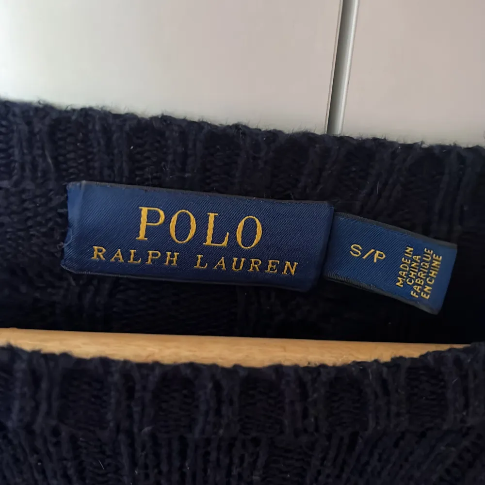 Hej! Säljer denna fina stickade tröja från Polo Ralph Lauren.. Tröjor & Koftor.