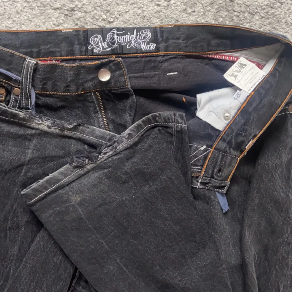 jeans köpta på plick, varsamt använda men lite slitningar där nere pga längden. Lågmidjade och sitter som en smäck, unisex. Innerben: ca 84cm Ytterben: 107cm Midjan: 43cm Fotvidd: 22cm. Jeans & Byxor.
