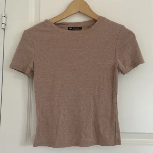 Zara t-shirt - Jättefin topp från zara säljes, aldrig använd. Den är lite ljusare i verkligheten.❤️
