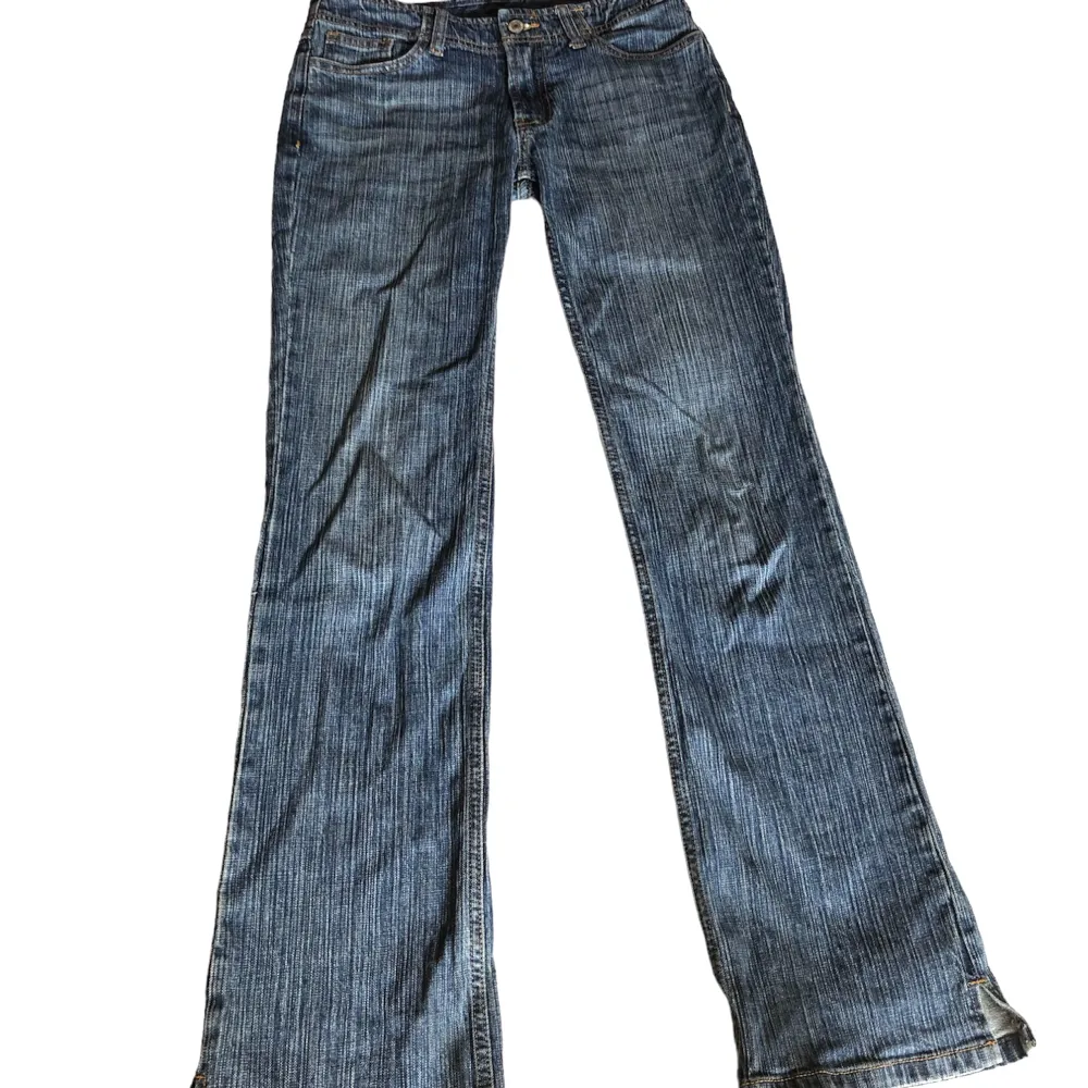 Low rised boot-cut jeans från brandy melville i ny skick! Sitter snyggt och är i kvalitativt material. Coola! Orginal pris ca 420kr. Jeans & Byxor.