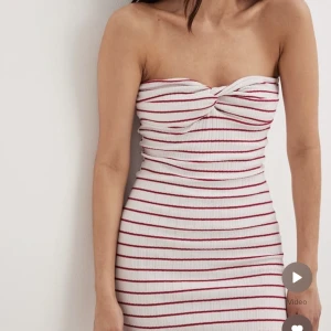 Randig klänning - Säljer denna klänningen från NA-KD. Aldrig använd med lapparna kvar! 🩷💗  Nypris - 549kr