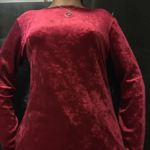 sammets tröja - röd fin tröja med blommiga diskreta detaljer 