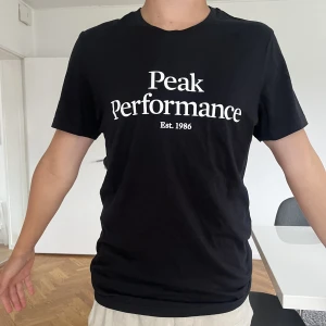 Peak performance - Säljer denna t-shirt åt min bror. Köpt på kidsbrandstore i st S. Köpt för 300kr. Pris kan diskuteras