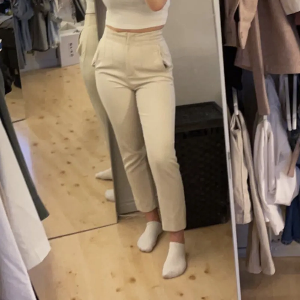 Beigea kostymbyxor från zara💕lite noppriga men annars bra skick🌸stl XS men stretchigt material så passar även S💗. Jeans & Byxor.