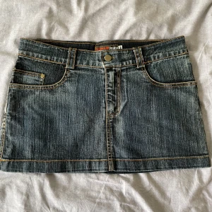 Chansome jeans kjol  - Mörkare kort jeanskjol från chansome jeans. Köpt second hand men har inga defekter. Detaljer på backfickorna. Skriv vid frågor eller för fler bilder 