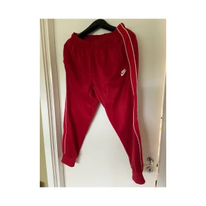 Nike joggingbyxor storlek M - Tomatfärgad Nike joggingbyxa i storlek medium. Oversized fit. 100% polyester Bra skick.