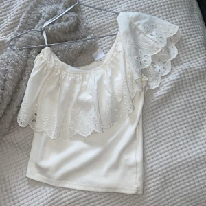Topp - En as snygg topp från zara som tyvärr ej kommer till användning strl 13-14 men strl xs/s ungefär , köpte för 200kr utomlands 