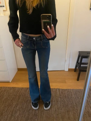Hm jeans - Säljer dessa ursnygga lågmidjade jeansen från hm! De är helt nya och slutsålda💗 Säljer endast vid bra bud!💘💘