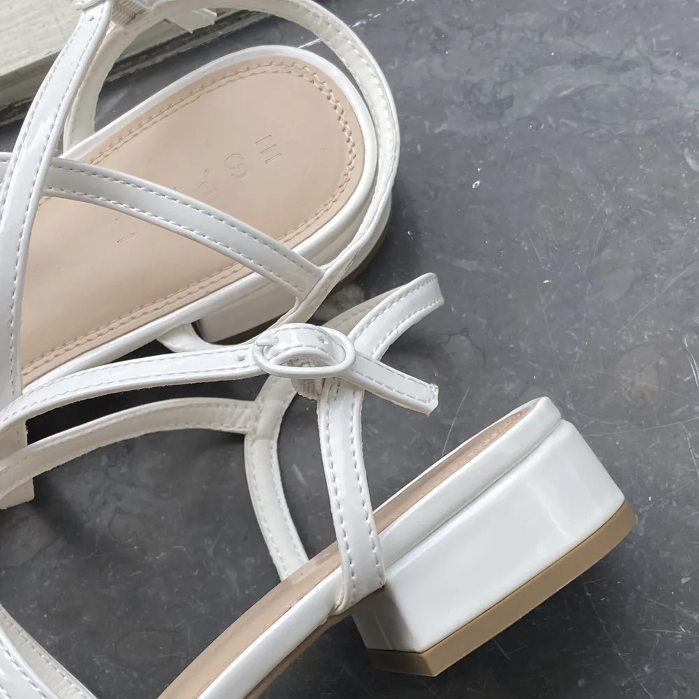 perfekt vita sandaler  aldrig använda då jag köpte fel storlek 💔  nypris 699,- @ zalando  Vita MIT Blockabsatz sandaler från Esprit.  sista bilden är inspiration. Skor.