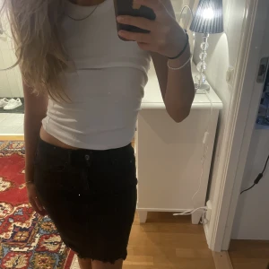 Svart jeanskjol - Svart jeanskjol i stl XS🖤