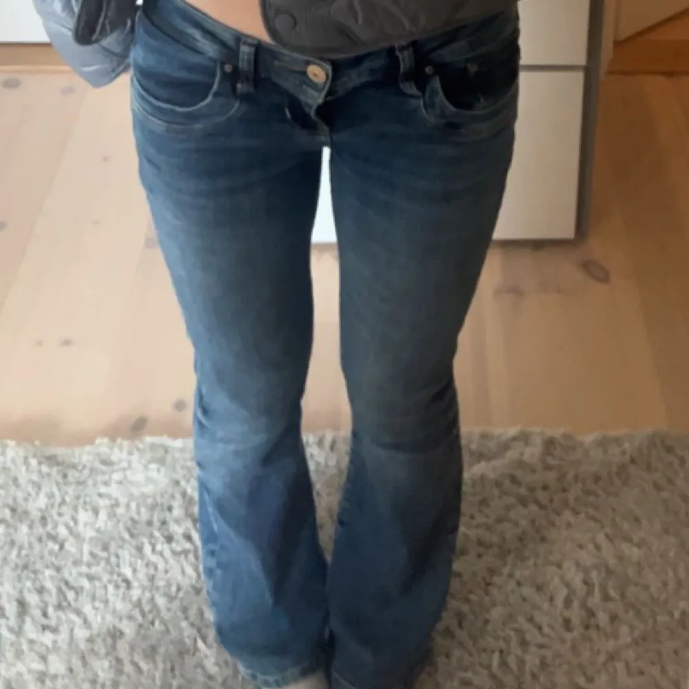 ltb jeans i modellen valerie, passar mig som är 166, skriv vid intresse eller frågor . Jeans & Byxor.