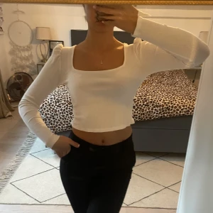 Basic vit tröja - Vanlig vit tröja som funkar till allt. Små puffärmar vilket gör det lilla extra.