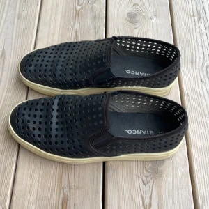 Svala Sommarskor  - Bekväma, svala sommarskor från Bianco. Strl 36 men passar mig som har 37. Säljes då jag inte längre använder dem.