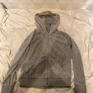 Velour tröja - En ljus grå velour tröja från Cubus, använd men inget hål elr ngt förutom nåt märke men märks inte medans den används.