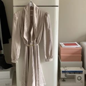 Beige klänning från Ida Sjöstedt - Klänning från Ida Sjöstedt, aldrig använd, fint skick. 