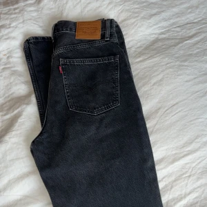 OANVÄNDA LEVIS 70S FLARE  - Säljer mina Levis 70’s high flare då de är för små för mig. Har de i storlek 27, men skulle säga att de snarare är 26. ENDAST PROVADE! Nypris 1419kr.