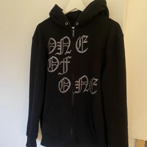 One of one hoddie - Fin one of one hoddie i strl M! Som nyskick, inga synliga noppror osv. Alla stenar är kvar❤️säljer eftersom den är för stor för mig 