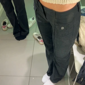 Utsvängda cargobyxor hm  - Intressekoll på dessa populära h&m jeans ! Inprincip helt nya men går inte att få tag på (slutsålda). Byxorna är i storlek 38 (midjemått 72, innerbenslängd 79)