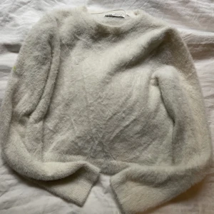 Mysig krämvit tröja - Jätte skön krämvit tröja i nylon och polyester köpt i Spanien! Jätte mjuk och fint material och den knottrar ingenting. (Finns en liten grön fläck på sidan av en arm men inget som man lägger märke till.)
