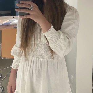 Zara klänning - Vit linne klänning från zara, skriv för bättre bilder ❤️