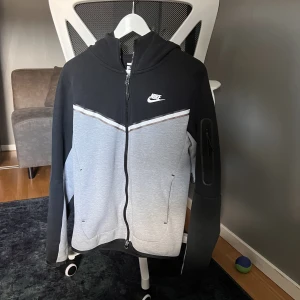 Nike tech fleece - Nike tech i storlek xs. Bra skick inga skador. Inte använd mycket alls. Ny kostar runt 1300