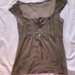 brun spets blus med snörnig - en long love story mellan mig och denna, som är över, använt den mkt men den är lika snygg, den har spets, prickar, snörning, vad mer kan man önska? 