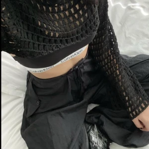 Svarta Parachute byxor - Köpta från weekday! Bara använd ett par få gånger men bandet vid midjan är sönder! Men har knutit det, så det ser ut som det ska! Skriv för mer bilder💕