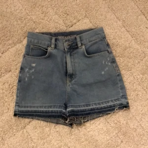 Zadig och voltiare jeans shorts - Säljer dessa skjukt snygga och trendiga jeans shorts från zadig! De är nästa HELT oandvända därav priset. Nypris 1500kr! Kom privat för fler frågor eller bilder!💗❤️❤️