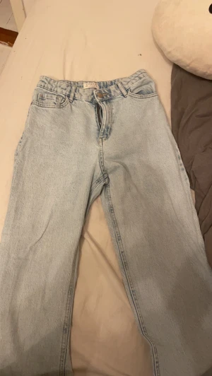 Jeans  - Jätte fina jeans från Lindex som inte längre passar mig. Det är en liten sminkfläck lite längre ner på högra benet