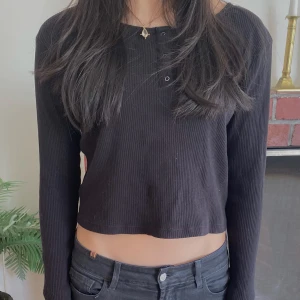 Svart långärmad - Säljer en gullig långärmad knappar🖤