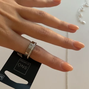 Vacker ring från SNÖ - Två nya vackra ringar från SNÖ i storlek M.