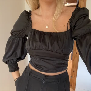 Topp - Svart topp från HM, strl 36. Knappt använd 